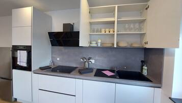 Kühlschrank, Mikrowelle, Ofen, Herdplatte