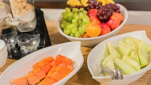 A table with various fruits and a glass pitcher. - Hotel Vandressen & Castro (Garuva)