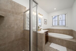 Douche, séchoir à cheveux, serviettes fournies