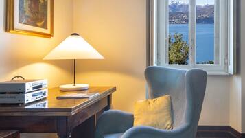 Exclusive House, Lake View | Living area