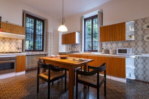 Exclusive House, Lake View | Dapur peribadi | Peti sejuk/penyejuk beku saiz penuh, ketuhar gelombang mikro, ketuhar