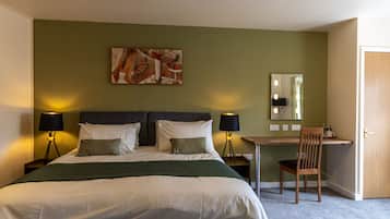 Camera Superior con letto matrimoniale o 2 letti singoli, bagno in camera | Postazione laptop, Wi-Fi gratuito, lenzuola