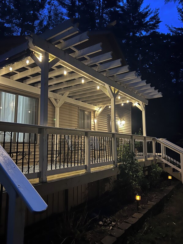 Terrace/patio - Secord Lake Private Wooded Luxury Retreat (Alger)