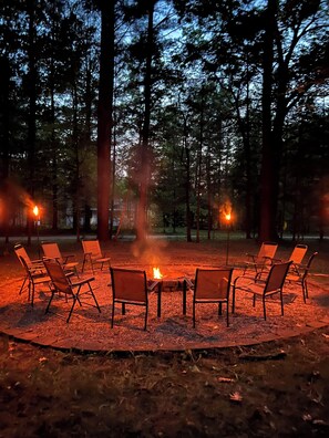 Property grounds - Secord Lake Private Wooded Luxury Retreat (Alger)
