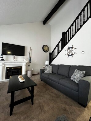 Smart TV, fireplace - Secord Lake Private Wooded Luxury Retreat (Alger)