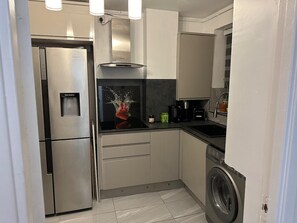 Apartment | Private kitchen | Fridge, microwave, oven, stovetop - Stylish 1BR Apt w/ Fireplace & High-speed Wifi (London)