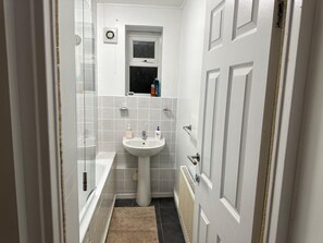 Căn hộ | Phòng tắm | Vòi sen/bồn tắm kết hợp, bồn tắm ngâm, máy sấy tóc, khăn tắm 