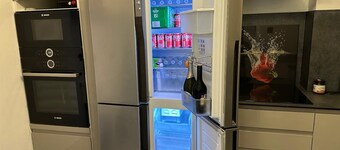 Stylish 1BR Apt w/ Fireplace & High-speed Wifi