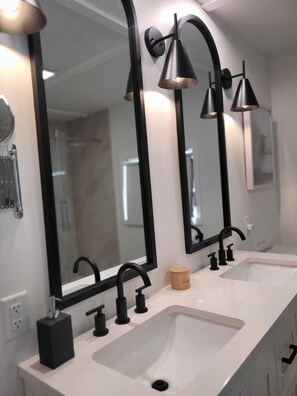 Douche, sèche-cheveux, serviettes fournies, savon