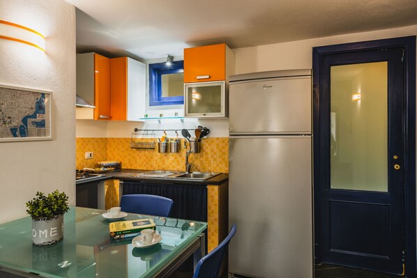 Fridge, oven, stovetop, cookware/dishes/utensils