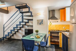 Kühlschrank, Ofen, Herdplatte, Kochgeschirr/Geschirr/Besteck