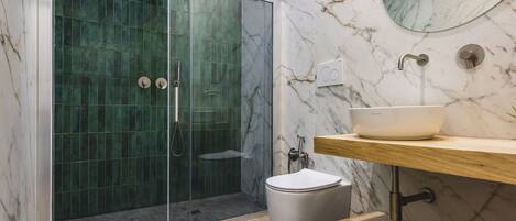 シャワー、ヘアドライヤー、タオル