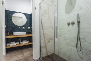 Dusch, hårtork, handdukar och tvål