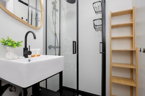 Lägenhet - 2 sovrum - balkong | Badrum | Dusch, handdukar, tvål och schampo