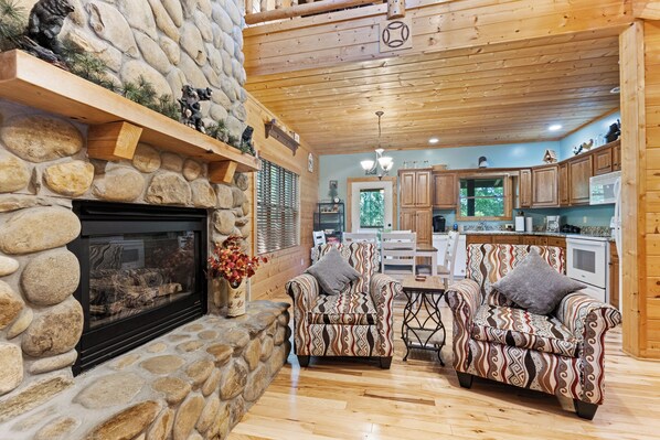 TV, fireplace - Enjoy this beautiful cabin and have a wonderful evening in the hot-tub ! (Townsend)