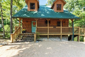 Exterior - Enjoy this beautiful cabin and have a wonderful evening in the hot-tub ! (Townsend)