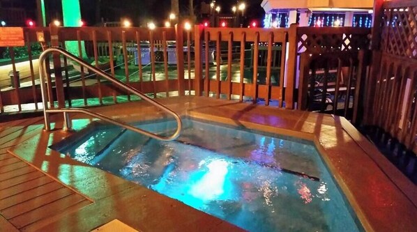 Una piscina techada, una piscina al aire libre