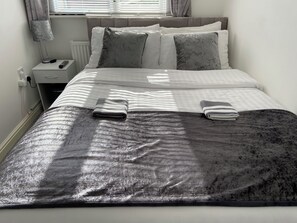 Classic House | 3 bedrooms, desk, iron/ironing board, free WiFi - DynastyBuilder Corporation Group - Apartments (Doncaster)