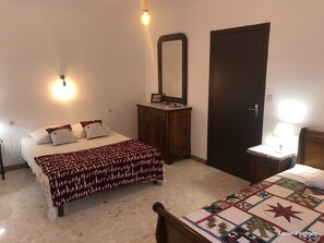 4 chambres, fer et planche à repasser, lit parapluie, accès Internet