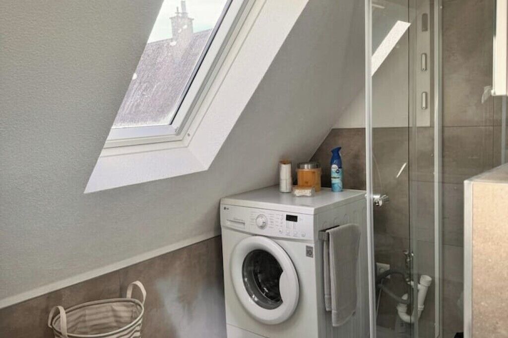 Een douche, een haardroger, handdoeken, zeep