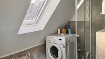 Een douche, een haardroger, handdoeken, zeep