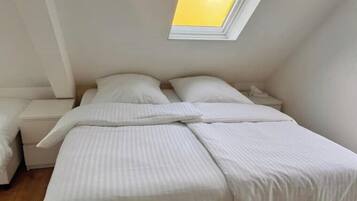 1 slaapkamer, een strijkplank/strijkijzer, gratis wifi, beddengoed