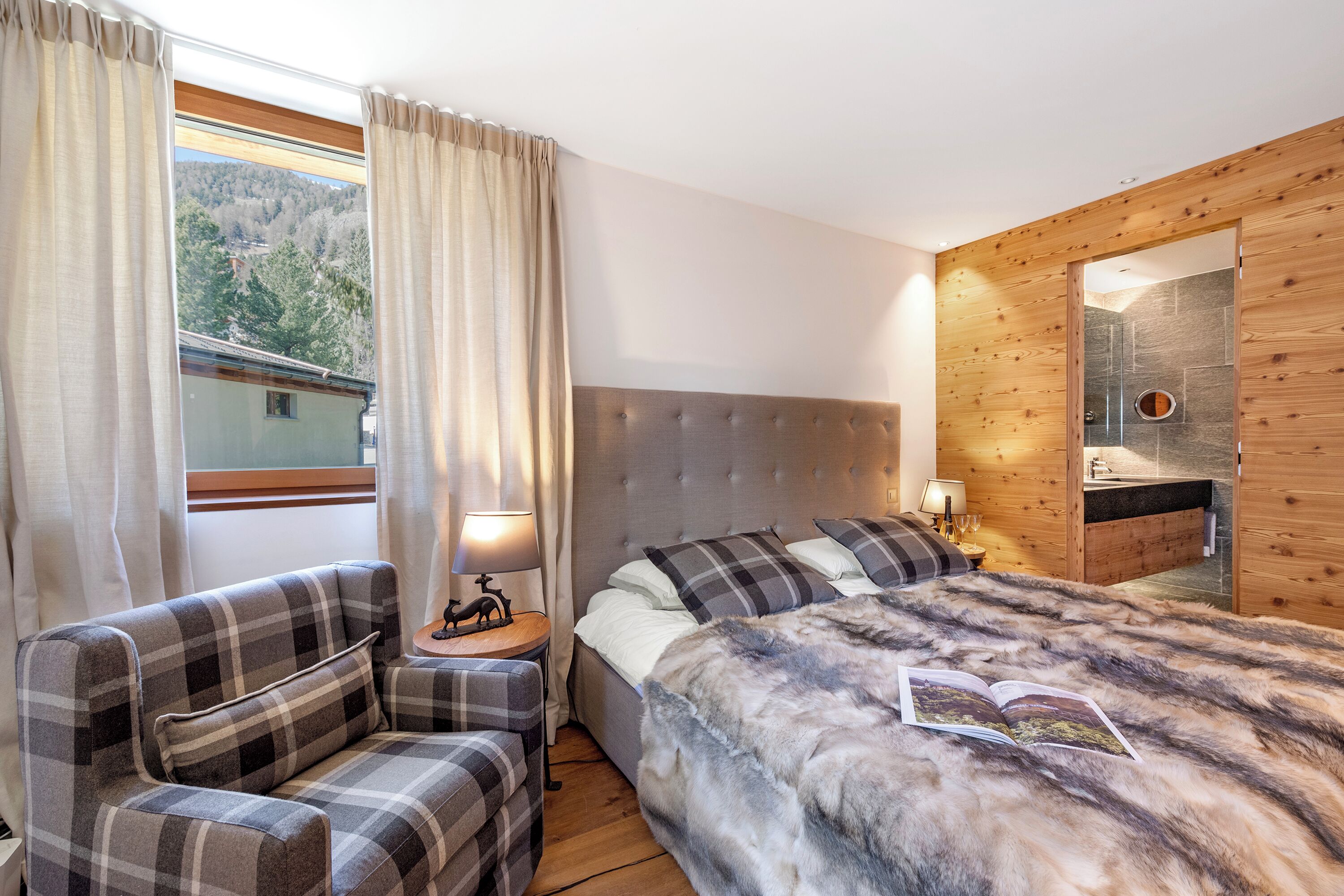 6 Schlafzimmer, laptopgeeigneter Arbeitsplatz, Bügeleisen/Bügelbrett