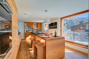 Familievilla - flere soveværelser (Boutique Chalet Moritz) | Privat køkken | Køleskab, mikrobølgeovn, ovn, kogeplade