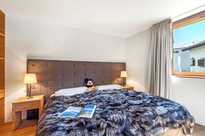 6 habitaciones y espacio para trabajar con laptop