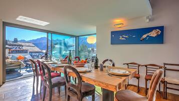 Vila Keluarga, 6 kamar tidur, balkon (Boutique Chalet Moritz) | Area keluarga | Smart TV
