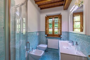 Familienvilla, Mehrere Schlafzimmer, Bergseite (Villa Vittoriano - Surrounded By) | Badezimmer | Dusche, Haartrockner, Bidet, Handtücher