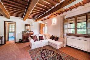 Family Villa, 4 Bedrooms, Microwave, Mountainside (Villa Vittoriano - Surrounded By) | Interior