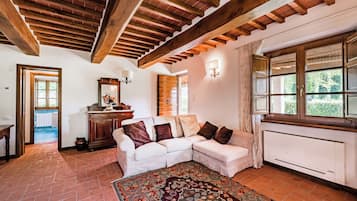 Family Villa, Multiple Bedrooms, Mountainside (Villa Vittoriano - Surrounded By) | Bahagian dalam