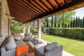 Familienvilla, Mehrere Schlafzimmer, Bergseite (Villa Vittoriano - Surrounded By) | Terrasse/Patio