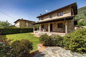 Familienvilla, Mehrere Schlafzimmer, Bergseite (Villa Vittoriano - Surrounded By) | Außenbereich