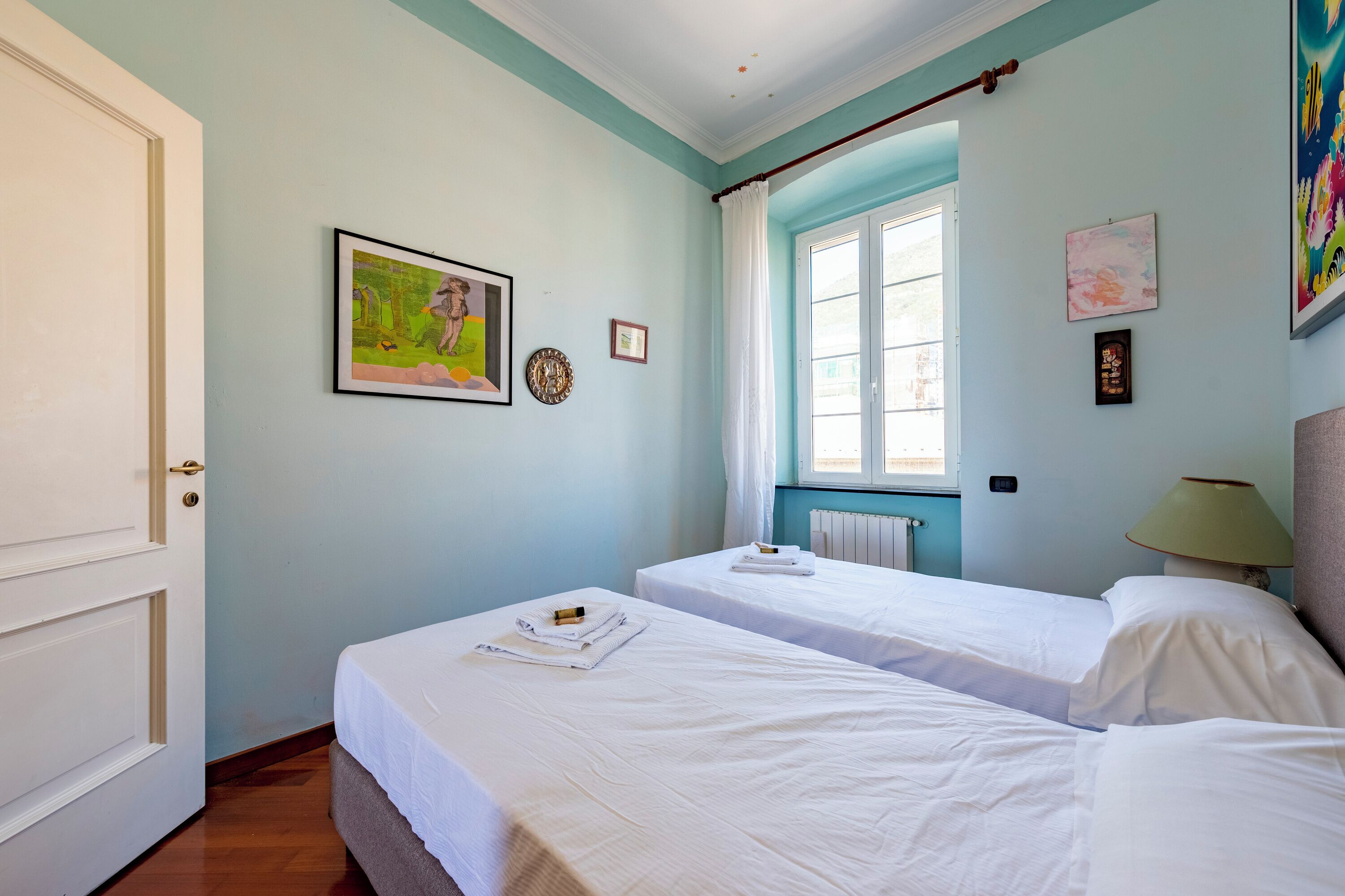 Appartamento familiare, camere multiple, fronte mare (Genova Nervi Sea Front) | 2 camere, postazione laptop, ferro/asse da stiro, Wi-Fi gratuito