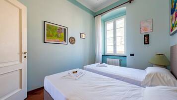 Appartamento familiare, camere multiple, fronte mare (Genova Nervi Sea Front) | 2 camere, postazione laptop, ferro/asse da stiro, Wi-Fi gratuito