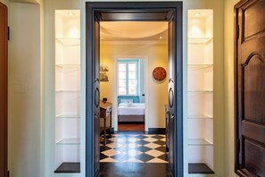 2 quartos, espaço de trabalho para notebook