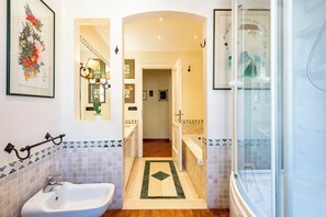 Apartamento familiar, varias habitaciones, mirando al mar (Genova Nervi Sea Front) | Baño | Bañera y ducha independientes, secador de pelo, bidé y toallas