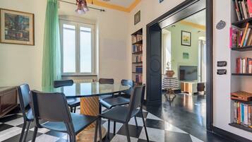 Appartamento familiare, camere multiple, fronte mare (Genova Nervi Sea Front) | Ristoranti