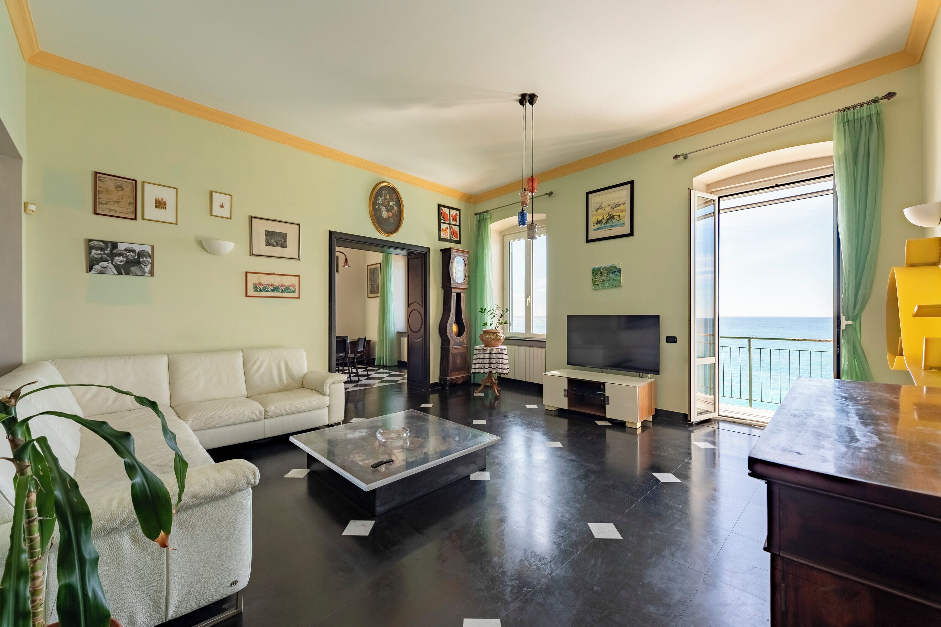 En 21-tommers TV med kabel-kanaler