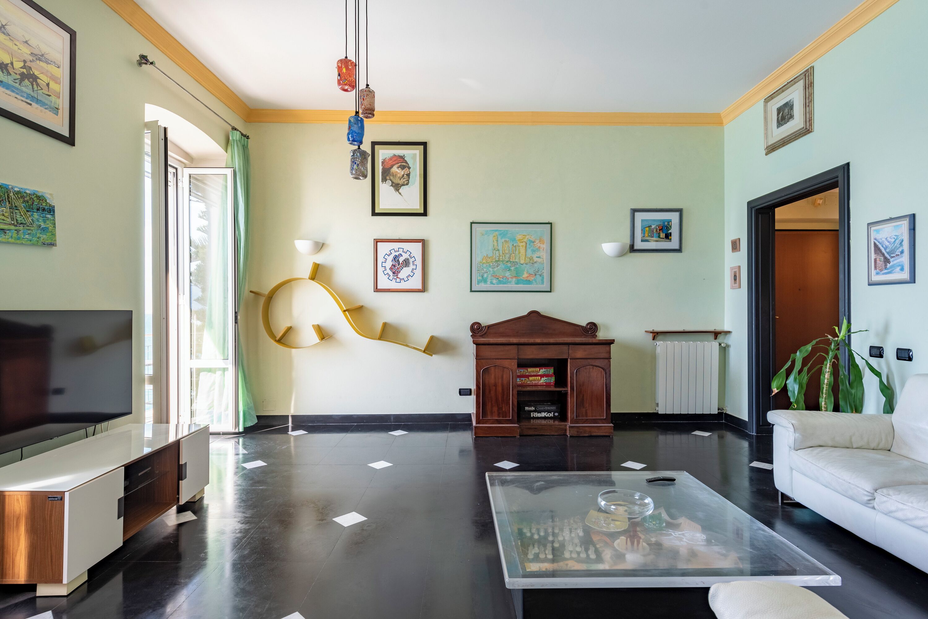 Appartamento familiare, camere multiple, fronte mare (Genova Nervi Sea Front) | Area soggiorno | TV 21 pollici con canali via cavo