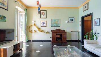 Appartamento familiare, camere multiple, fronte mare (Genova Nervi Sea Front) | Area soggiorno | TV 21 pollici con canali via cavo