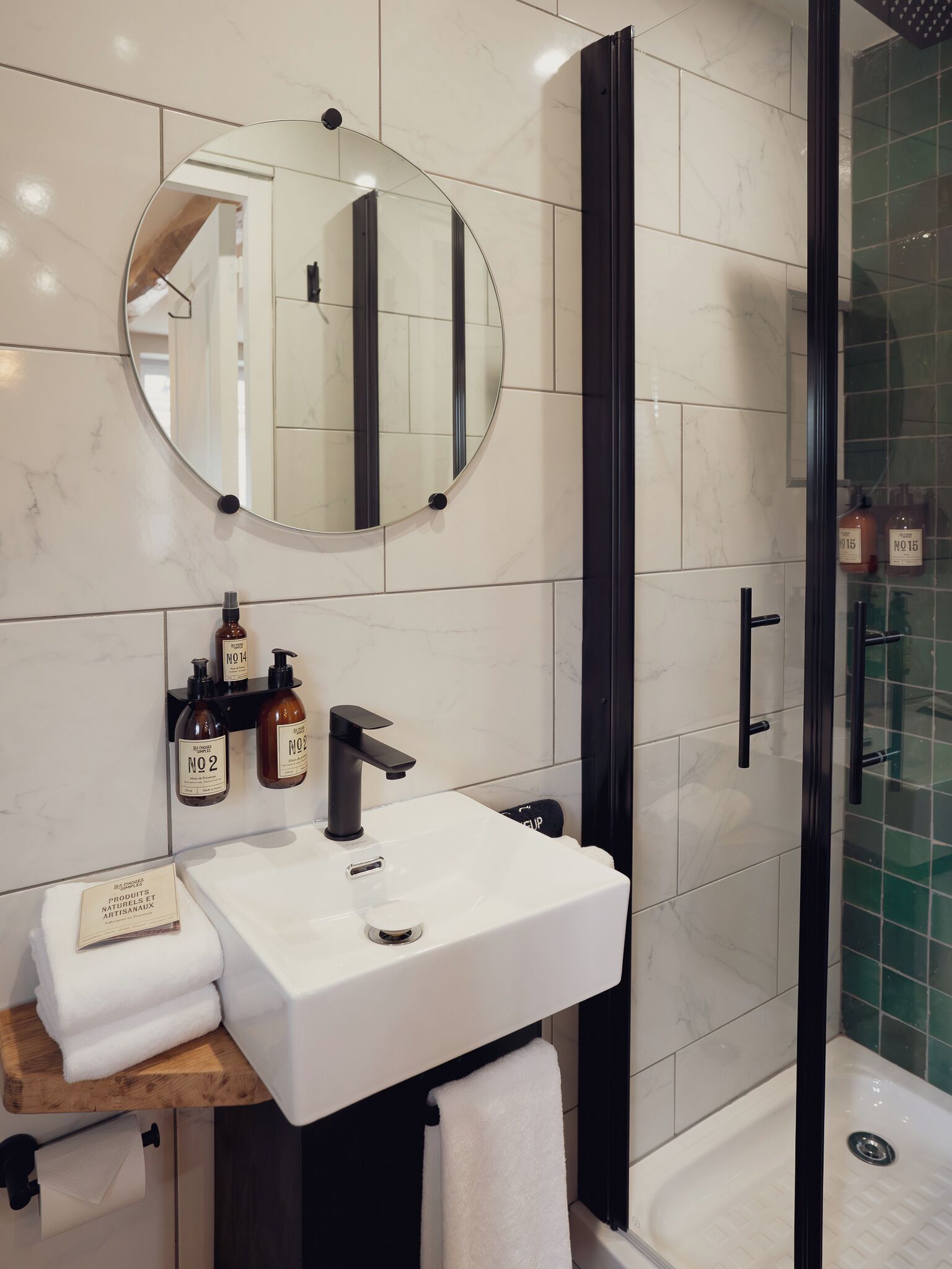 Douche, articles de toilette écologiques, sèche-cheveux, peignoirs