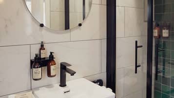 Douche, articles de toilette écologiques, sÚche-cheveux, peignoirs