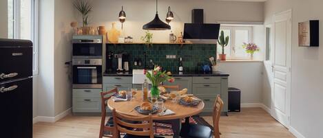 Réfrigérateur, micro-ondes, four, plaque de cuisson