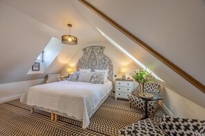 Dobbelt- eller tomannsrom – deluxe, eget bad, hageutsikt ("Elisabeth") | Sengetøy av topp kvalitet og senger med Select Comfort-madrass