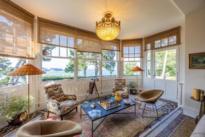 Villa Deluxe, salle de bain privée, vue sur l’océan | Bar-salon