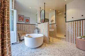 Luxury-Doppel- oder -Zweibettzimmer, mit Bad, Meerblick ("Henrietta") | Badezimmer | Hausschuhe