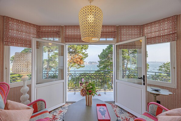 Luksus-dobbelt- eller tomannsrom, eget bad, havutsikt ("Henrietta") | Sengetøy av topp kvalitet og senger med Select Comfort-madrass